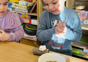 Dzieci przygotowują jedzenie dla ptaków