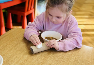 Dzieci przygotowują jedzenie dla ptaków