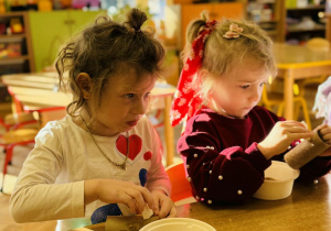 Dzieci przygotowują jedzenie dla ptaków