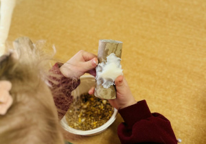 Dzieci przygotowują jedzenie dla ptaków