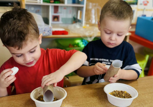 Dzieci przygotowują jedzenie dla ptaków