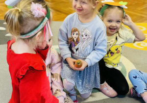 Dzieci bawią się z marchewką