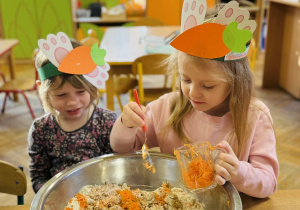Dzieci przygotowują ciasto marchewkowe