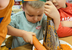 Dzieci przygotowują ciasto marchewkowe