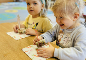 Dzieci jedzą ciasto marchewkowe