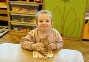 Dzieci jedzą ciasto