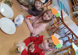 Dzieci przygotowują ciasto marchewkowe