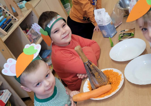 Dzieci przygotowują ciasto marchewkowe