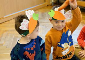 Dzieci bawią się z marchewką