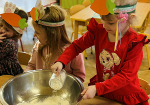 Dzieci przygotowują ciasto marchewkowe