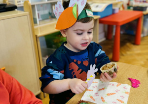 Dzieci jedzą ciasto