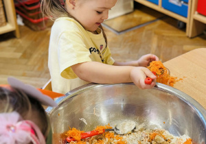 Dzieci przygotowują ciasto marchewkowe