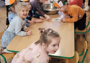 Dzieci przygotowują ciasto marchewkowe