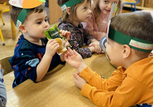 Dzieci przygotowują ciasto marchewkowe