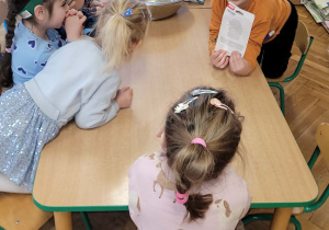 Dzieci przygotowują ciasto marchewkowe