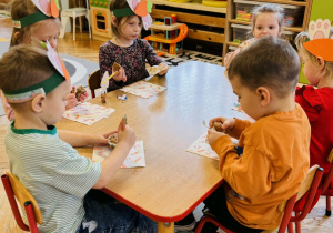 Dzieci jedzą ciasto