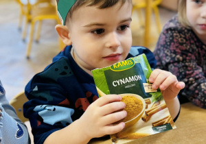 Dzieci przygotowują ciasto marchewkowe