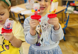 Dzieci robią eksperymenty z wodą i lodem