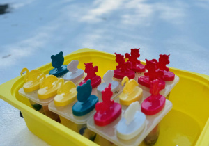 Dzieci robią eksperymenty z wodą i lodem