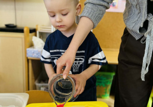 Dzieci robią eksperymenty z wodą i lodem