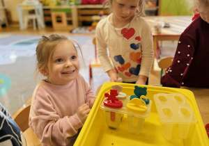 Dzieci robią eksperymenty z wodą i lodem