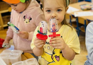 Dzieci robią eksperymenty z wodą i lodem