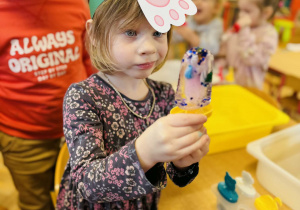 Dzieci robią eksperymenty z wodą i lodem