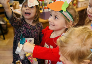 Dzieci robią eksperymenty z wodą i lodem