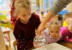 Dzieci robią eksperymenty z wodą i lodem