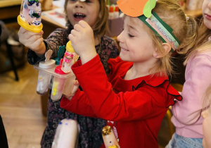 Dzieci robią eksperymenty z wodą i lodem