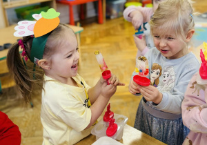 Dzieci robią eksperymenty z wodą i lodem