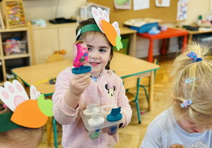 Dzieci robią eksperymenty z wodą i lodem