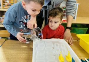 Dzieci robią eksperymenty z wodą i lodem