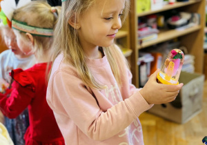 Dzieci robią eksperymenty z wodą i lodem