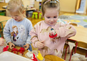 Dzieci robią eksperymenty z wodą i lodem