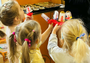 Dzieci robią eksperymenty z wodą i lodem