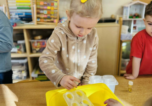 Dzieci robią eksperymenty z wodą i lodem