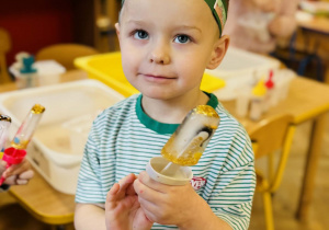 Dzieci robią eksperymenty z wodą i lodem