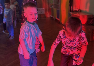 Dzieci tańczą na dyskotece