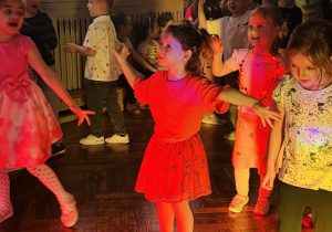 Dzieci tańczą na dyskotece