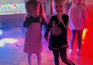 Dzieci tańczą na dyskotece