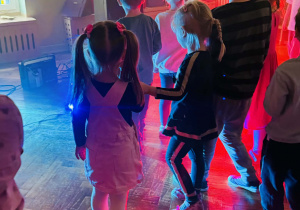 Dzieci tańczą na dyskotece