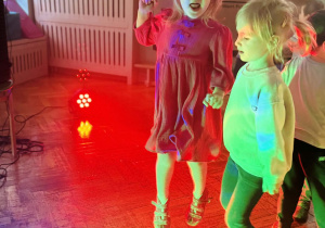 Dzieci tańczą na dyskotece
