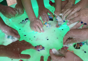 dzieci lepią z masy sensorycznej