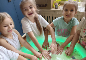 dzieci lepią z masy sensorycznej