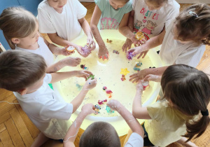 dzieci lepią z masy sensorycznej