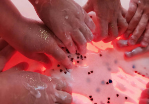 dzieci lepią z masy sensorycznej