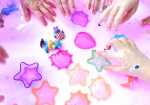 dzieci lepią z masy sensorycznej