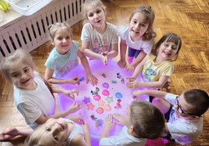 dzieci lepią z masy sensorycznej