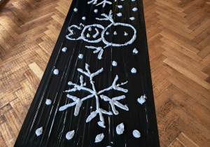 dzieci lepią z masy sensorycznej